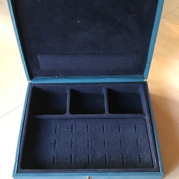 Vintage Avon jewelry box - Picture 1 of 4